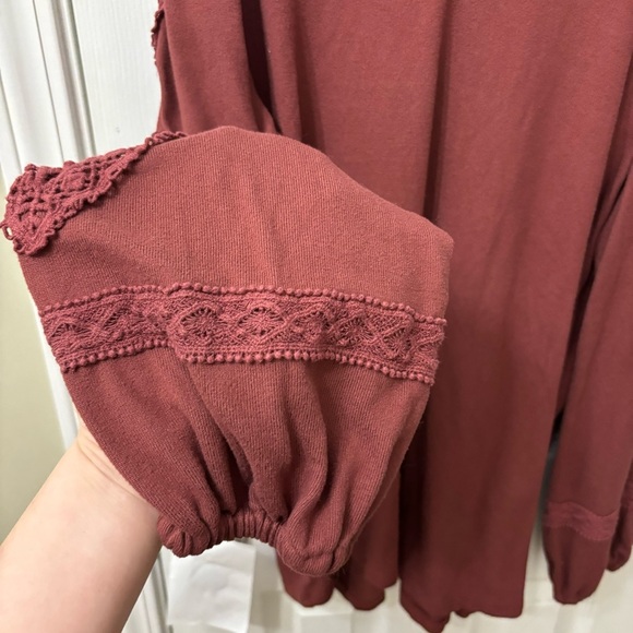 ➕ Maurices Crochet Sleeve Detail Wine Colored Fleece Top Womens Plus Size 0X - Picture 6 of 10